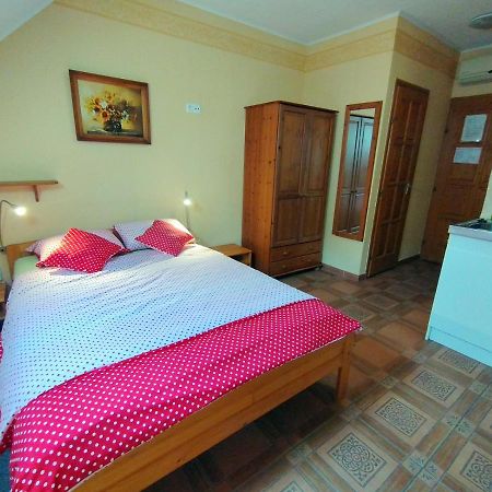 Burg Apartman Гюла Екстериор снимка