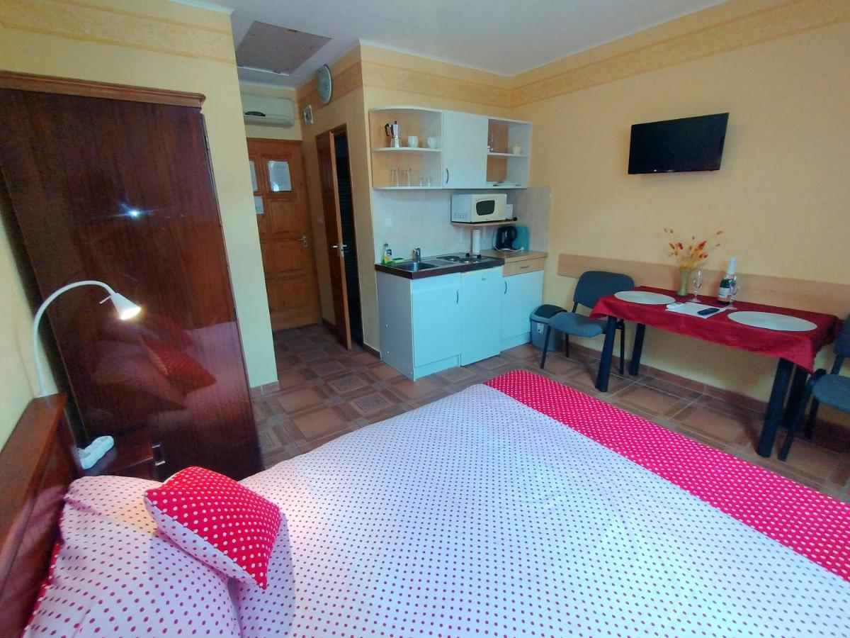 Burg Apartman Гюла Екстериор снимка