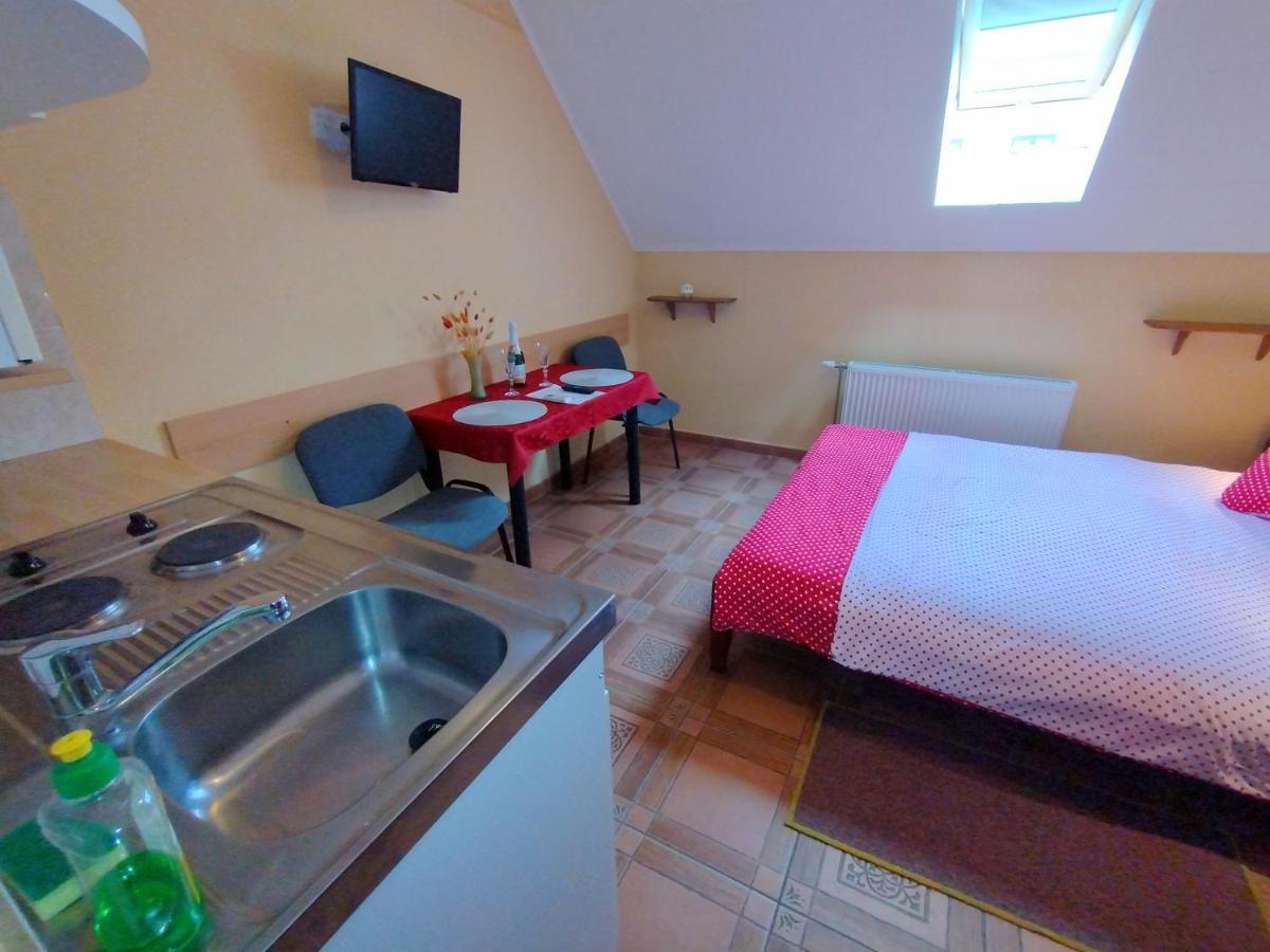 Burg Apartman Гюла Екстериор снимка