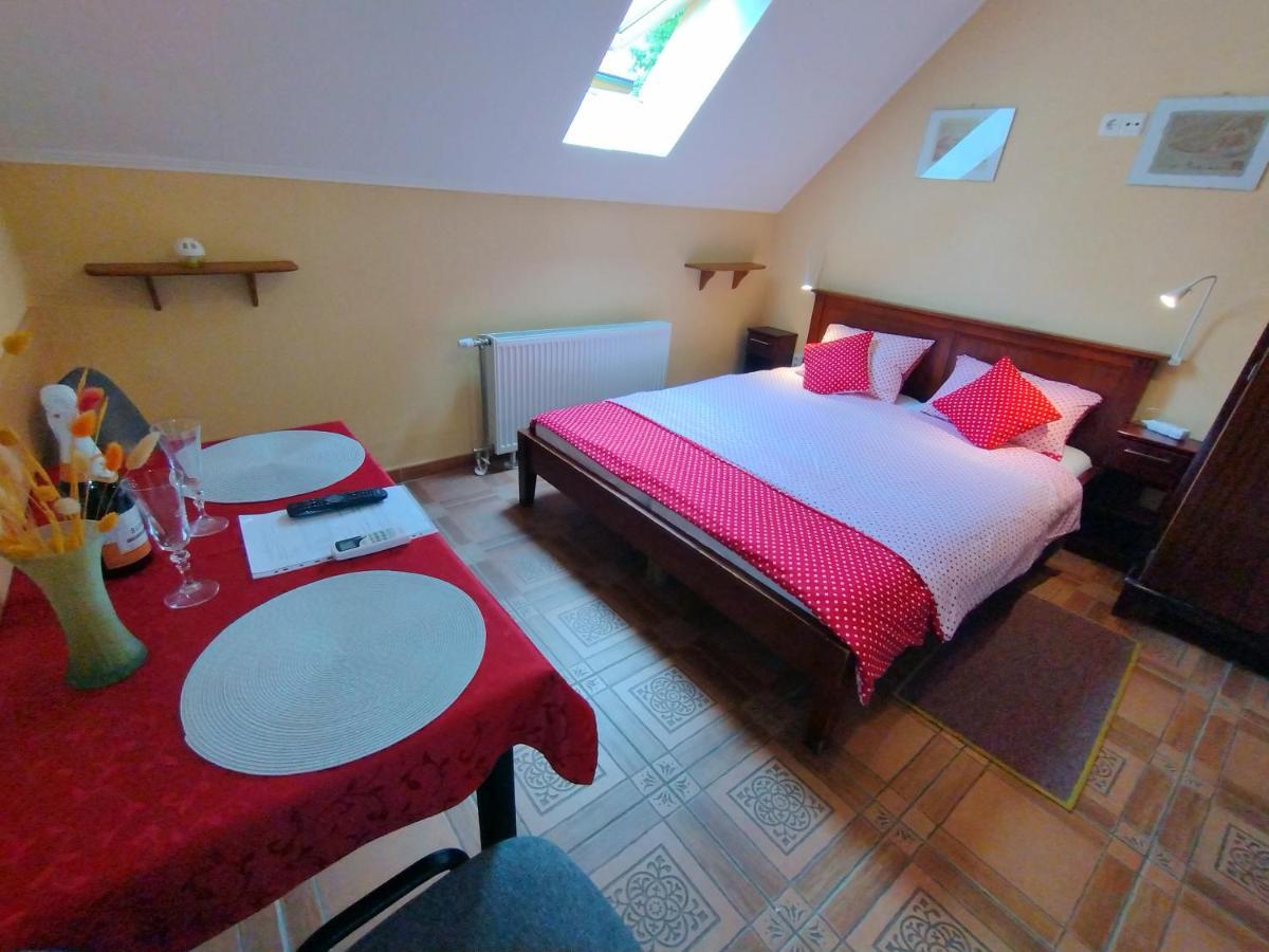 Burg Apartman Гюла Екстериор снимка