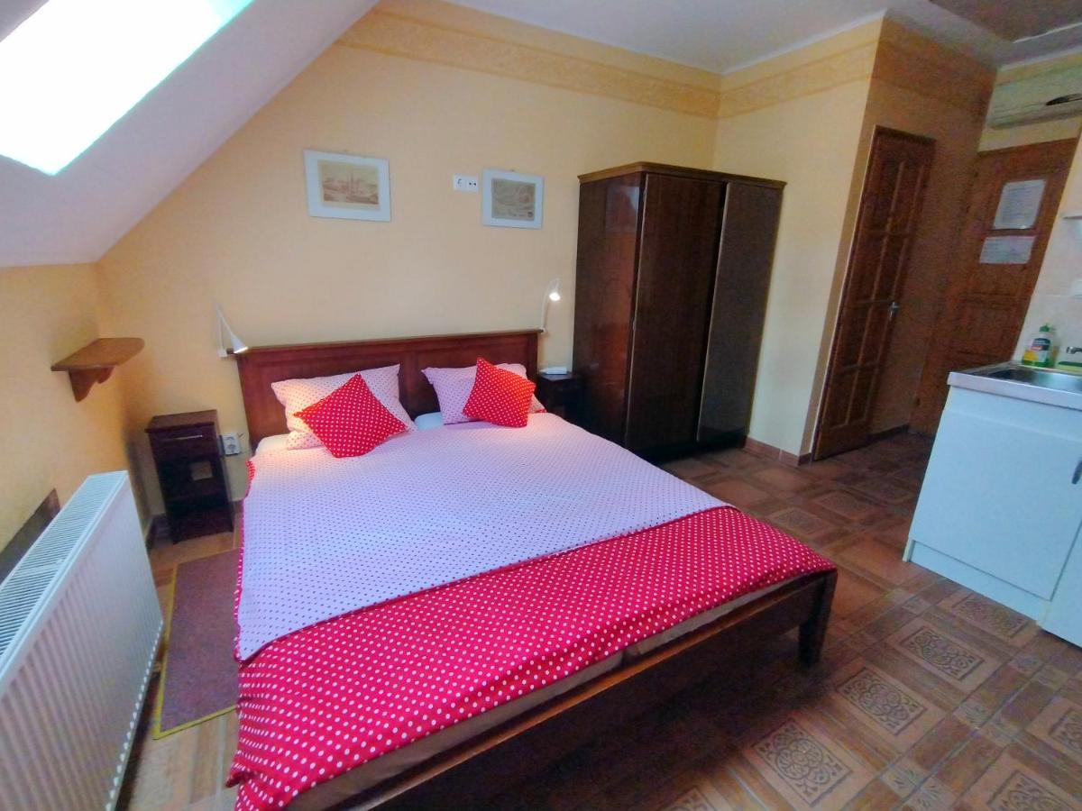 Burg Apartman Гюла Екстериор снимка