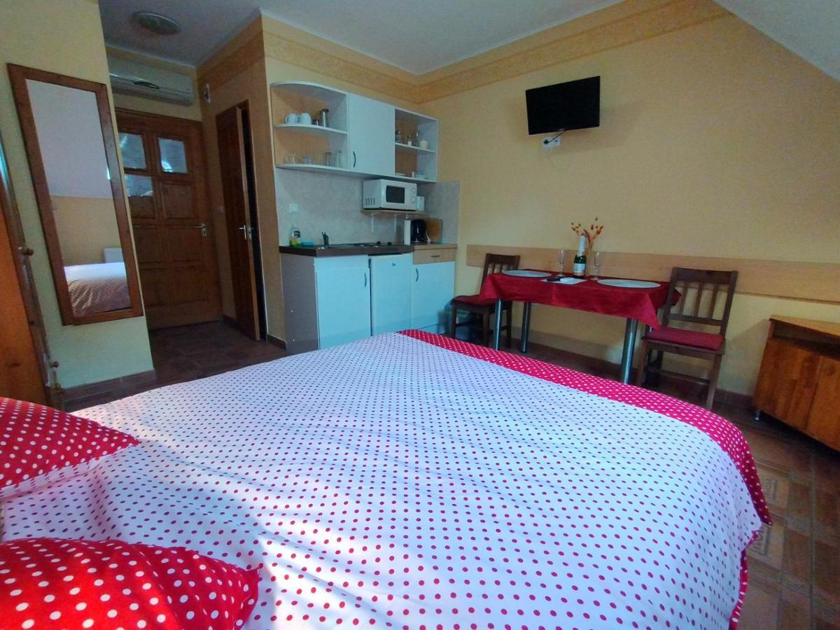 Burg Apartman Гюла Екстериор снимка