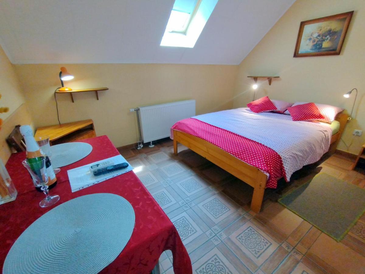 Burg Apartman Гюла Екстериор снимка