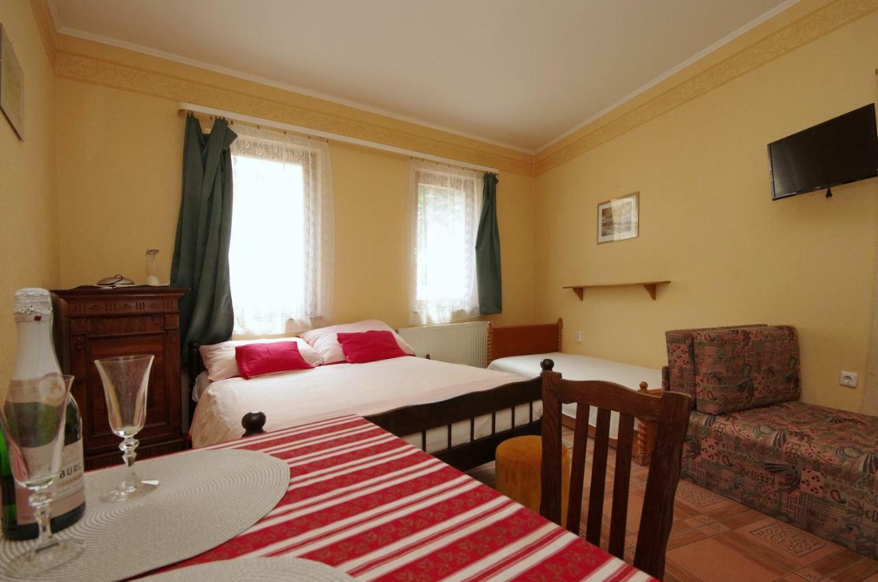 Burg Apartman Гюла Екстериор снимка