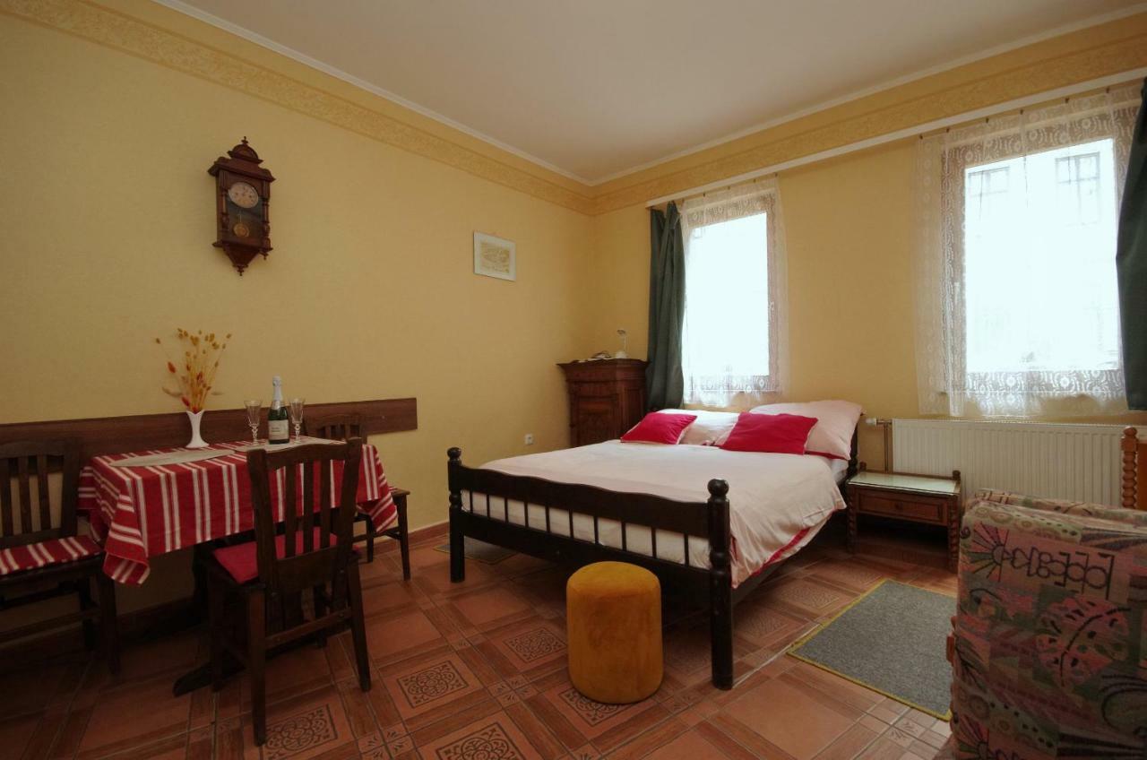 Burg Apartman Гюла Екстериор снимка
