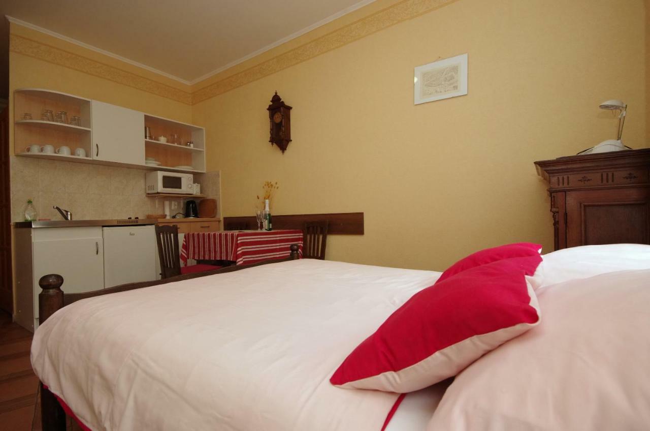 Burg Apartman Гюла Екстериор снимка